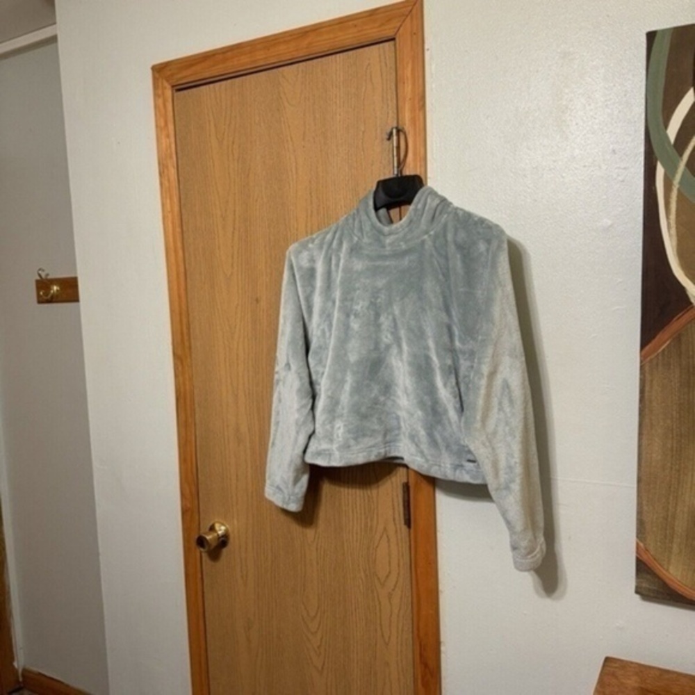 Hollister Medium Solid Gray Long Sleeve Hooded Cropped Sweater - EUC